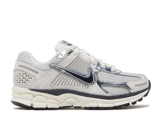 NIKE ZOOM VOMERO 5 'PHOTON DUST METALLIC SILVER' (W)